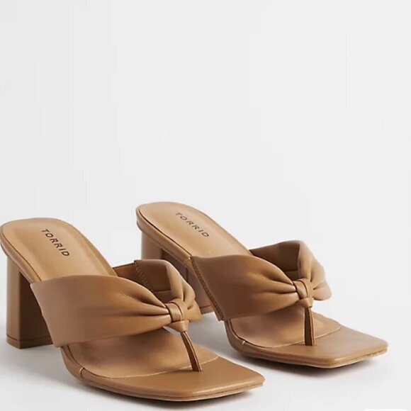 Torrid Womens New Beige Chunky Heel Y2K 90s Thong Heel Sandals Size 7.5WW - Picture 1 of 9